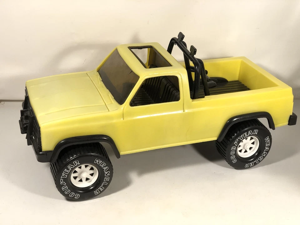Vintage Gay Giocattoli Giallo Plastica fuori Strada Jeep Wrangler Pick-Up Camion - Immagine 1 di 4