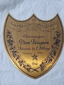 Plaque pour Boite Champagne DOM PERIGNON RESERVE DE L ABBAYE MILLESIME 1996 8cm - Foto 1 di 3