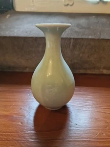 Kleine chinesische Seladon Vase mit vier Zeichen auf Sockel - Bild 1 von 21