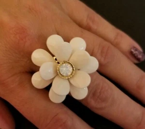 Beautiful Flower Stretch Ring Creme Gold Fashion Jewelry One Size - Picture 1 of 2