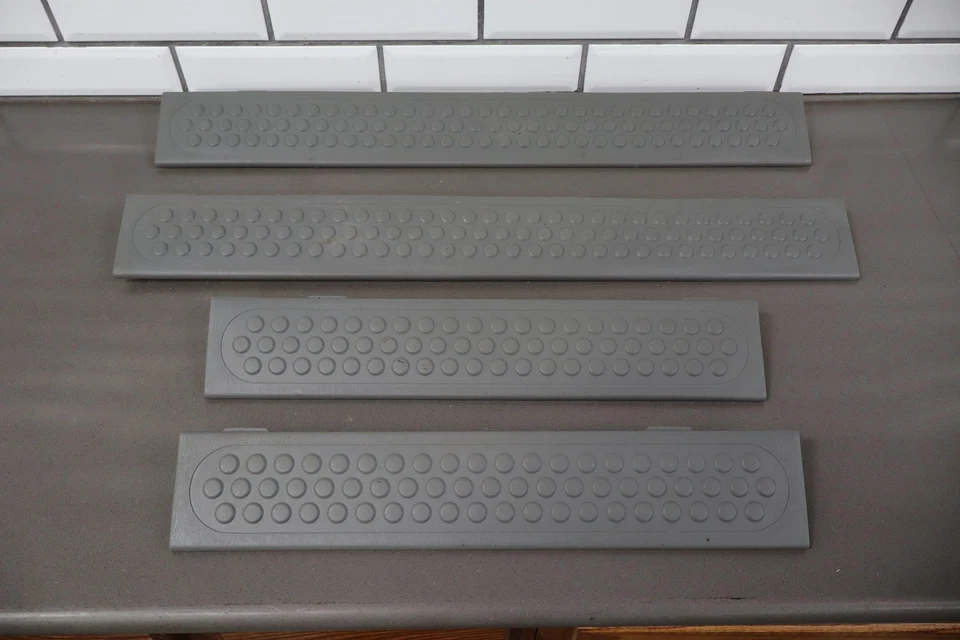 05-07 Ford F250 F350 Crew Cab Door Sill Plate Set (4) Medium Flint 3E - Image 1 of 4