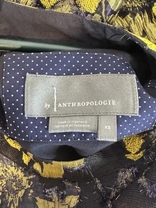 Ärmelloses Kleid mit Blumenmuster und Rüschensaum schwarz und gold XS - Bild 1 von 11