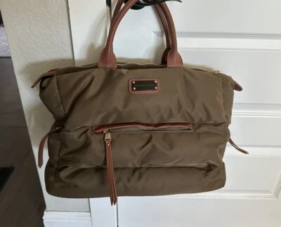 Bolso de mano de viaje Adrienne Vittadini marrón acolchado para mujer Foto 1 de 4