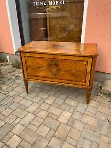 Klassizistische Kommode in Nussbaum um 1800 - Bild 1 von 24