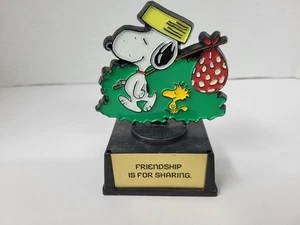 Vintage Snoopy Woodstock Trophy "Friendship is for Sharing" Aviva Peanuts - Picture 1 of 3