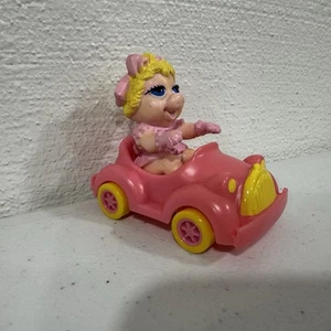 Figura de juguete Happy Meal vintage 1986 McDonald's Muppet Babies Miss Piggy coche rosa  - Imagen 1 de 7