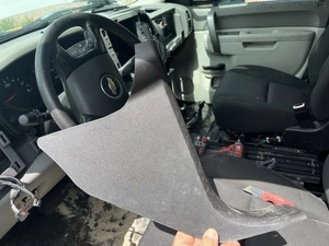 07-14 Silverado Suburban Tahoe Yukon Panel de patada inferior derecho Refuerzo Negro OEM - Imagen 1 de 4