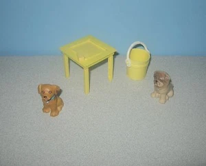1993 Kenner Littlest Pet Shop cani da cuccia con secchio - Bulldog & Spaniel - Foto 1 di 1