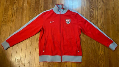 Nike Hombres GRANDE Rojo EE. UU. Fútbol Cremallera Completa Chaqueta de Pista Cremallera Completa Gris Borde EE. UU. Espalda Foto 1 de 4