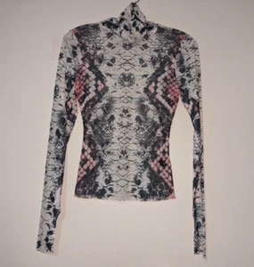 Riverdale TV Toni Topaz worn by Vanessa Morgan AFRM Snake Sheer Top Serpents - Foto 1 di 8