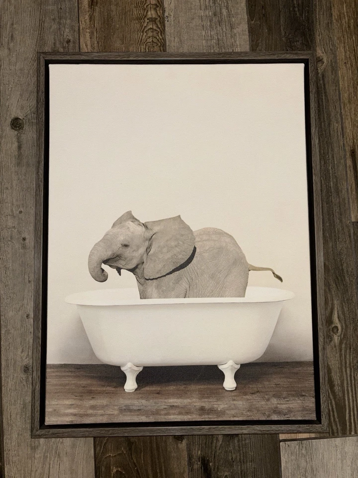 Arte de pared para pintar elefante en una bañera Foto 1 de 1
