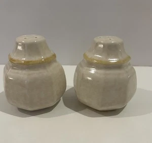 Mikasa Avante Venezia Set of Salt & Pepper Shakers Ivory Japan - Picture 1 of 7