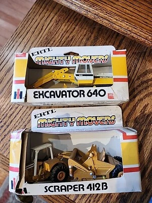 Ertl Mighty Movers 1854 IH Excavator 640 Plus 1855 Scraper 412B - Image 1 of 4