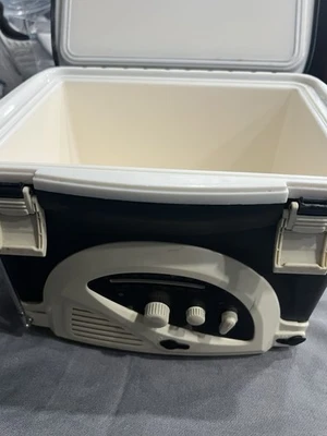 Mini enfriador LC negro con radio AM/FM a batería - camping - pesca 2 años Foto 1 de 4