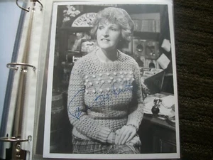 AUTOGRAPHED 8X10 PICTURE---PENELOPE KEITH--ACTRESS-GOOD NEIGHBORS BRIT COMEDY - Picture 1 of 2