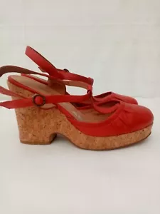 Red or Dead Damenschuhe Größe 8 rot Leder Kork Plateau T-Steg Fersenriemen-Absatz - Bild 1 von 19