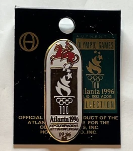 Prendedor Olímpico Ecuestre ~ Atlanta 1996 con Logo de Juegos ~ 1956 Conmemorativo - Imagen 1 de 9