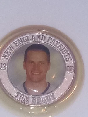 Medallón de superestrellas de la NFL 2005 "Tom Brady" recubierto en soportes de plástico originales Foto 1 de 2