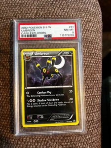 Umbreon 61/108 2012 Pokemon Black & White Dark Explorers PSA grado 8 - Imagen 1 de 2