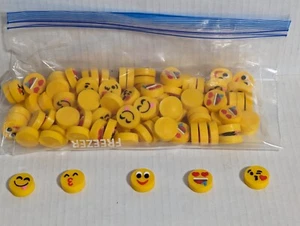 Lote de 100 discos emoji amarillos de una pulgada varias caras para manualidades hágalo usted mismo, etc. - Imagen 1 de 9