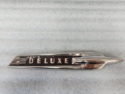 Ford Deluxe 1950-1953 lado pasajero derecho guardabarros lanza moldura emblema OEM Foto 1 de 4