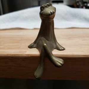 Vintage Brass Frog Shelf Sitter 2.5" Tall Whimsical Smiling Ledge Or Plant Pot - Picture 1 of 8