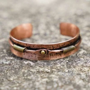 Brazalete antiguo de latón y cobre Isha Life regalo festivo para unisex - Imagen 1 de 6