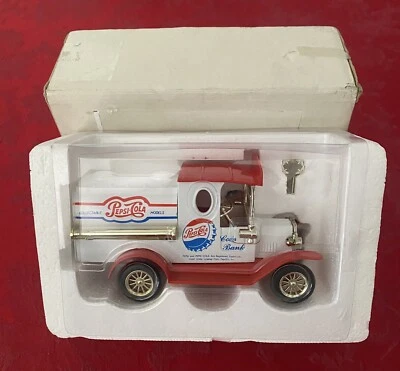 Banco de monedas de colección Pepsi Cola "100 años" rojo/blanco camión fundido a presión con llave. Nuevo en caja. Foto 1 de 4