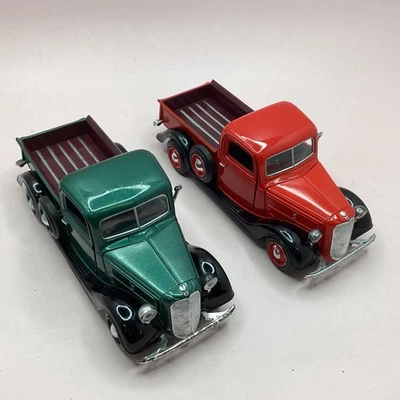 2x 1937 Ford Pick-Up 1:24 Scale Red/Green Diecast Model Cars (9E) MO#8760 - Image 1 of 4