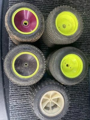 VINTAGE RC LOSI TIRE & WHEEL: LOT OF PAIRS - Image 1 of 4