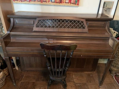 Piano consola vertical Kimball C. 1950 842970 Foto 1 de 4