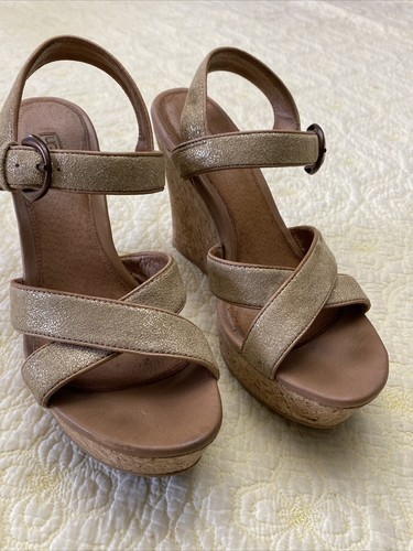 Sandali donna UGG con zeppa in sughero misura 8 in oro metallizzato lavato