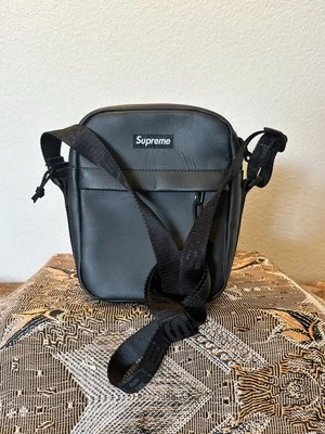 Bolso de hombro Supreme de cuero negro. Nunca usado. Sin etiquetas. Foto 1 de 2