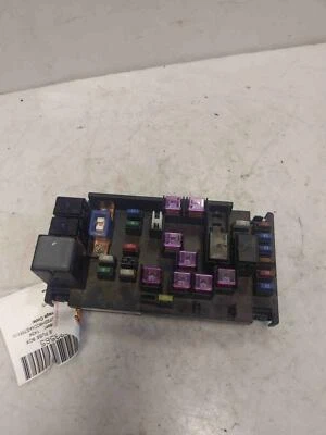 Subaru Forester 2010-2013 caja de fusibles compartimento del motor sin turbo OEM 82241FG010 Foto 1 de 4