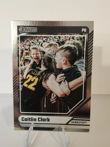 2024 Panini Collezione Metalizzata Caitlin Clark #20 Rookie RC - Foto 1 di 2