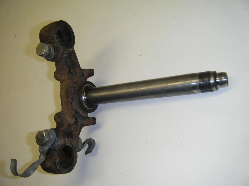 73 75 77 SUZUKI TS125 TC125 TS185 TS TC 185 125 VÁSTAGO DE DIRECCIÓN ABRAZADERA TRIPLE INFERIOR Foto 1 de 1