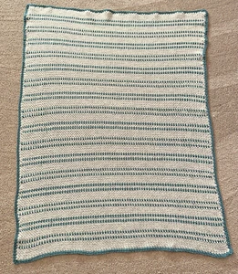 NUEVA manta afgana de ganchillo hecha a mano a rayas azul/crema 53”x40” - Imagen 1 de 5