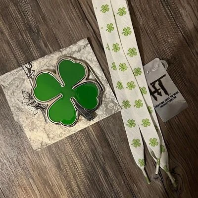 Trébol trébol con hebilla de cinturón esmaltado verde irlandés plateado y cuerdas de zapatos Hot Topic Foto 1 de 4