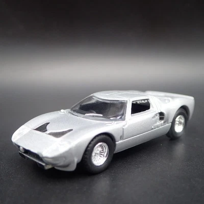 1965 65 Ford GT40 MK1 Auto da Corsa Argento 1:64 Scala Collezione Modellino - Immagine 1 di 4