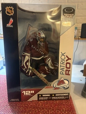 Camiseta Mcfarlane NHL Patrick Roy Colorado Avalanche Chase Granate Tercera 12" Salón de la fama Foto 1 de 4