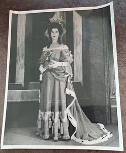 10 x 8 Real Photo Gillian Knight D`Oyly Carte Gilbert & Sullivan The Duchess - Foto 1 di 2