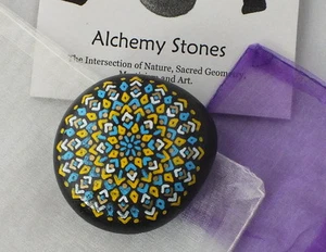 Piedra de alquimia pintada a mano con mandala geométrico azul, amarillo, blanco y dorado - Imagen 1 de 1