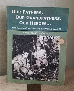 THE NAVAJO CODE TALKERS OF WORLD WAR II: A PHOTOGRAPHIC EXHIBIT (2004 SIGNED PB) - Foto 1 di 12