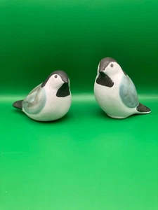 Vintage Steinzeug Chickadee Figur blau grün schwarz gekappt 2er Set - Bild 1 von 12