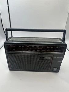 General Electric 7-2660D AM/FM portable radio w/ 2 way power tested - Picture 1 of 9