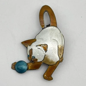 Vintage Enamel Siamese Cat Brooch Pin Playing with Ball Blue Eyes Signed - Picture 1 of 6