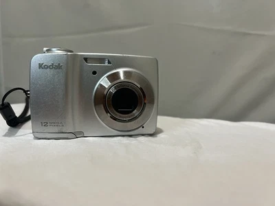 Kodak EasyShare C182 Camera 12 MP Digital Silver 3X Optical Zoom LCD Flash AA - Image 1 of 4