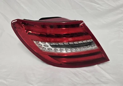 Conjunto de luces traseras para pasajero derecho Mercedes-Benz C250 2012-2015 exterior trasero derecho. Foto 1 de 4