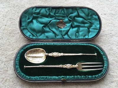 1901 VINTAGE HIGH QUALITY SOLID SILVER&GILT SPOON&FORK SET IN FITTED LEATHER BOX - Image 1 of 4
