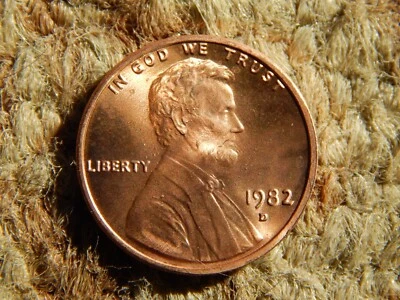 1982 D Lincoln Penny Large Date Copper Coated Zinc w Mint Error - Image 1 of 4